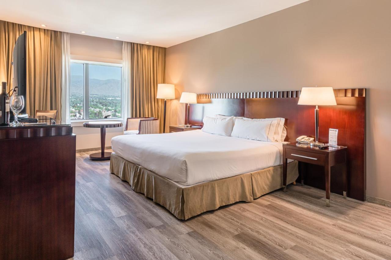 外交酒店 门多萨 外观 照片 A room at the Hilton Garden Inn in San Francisco