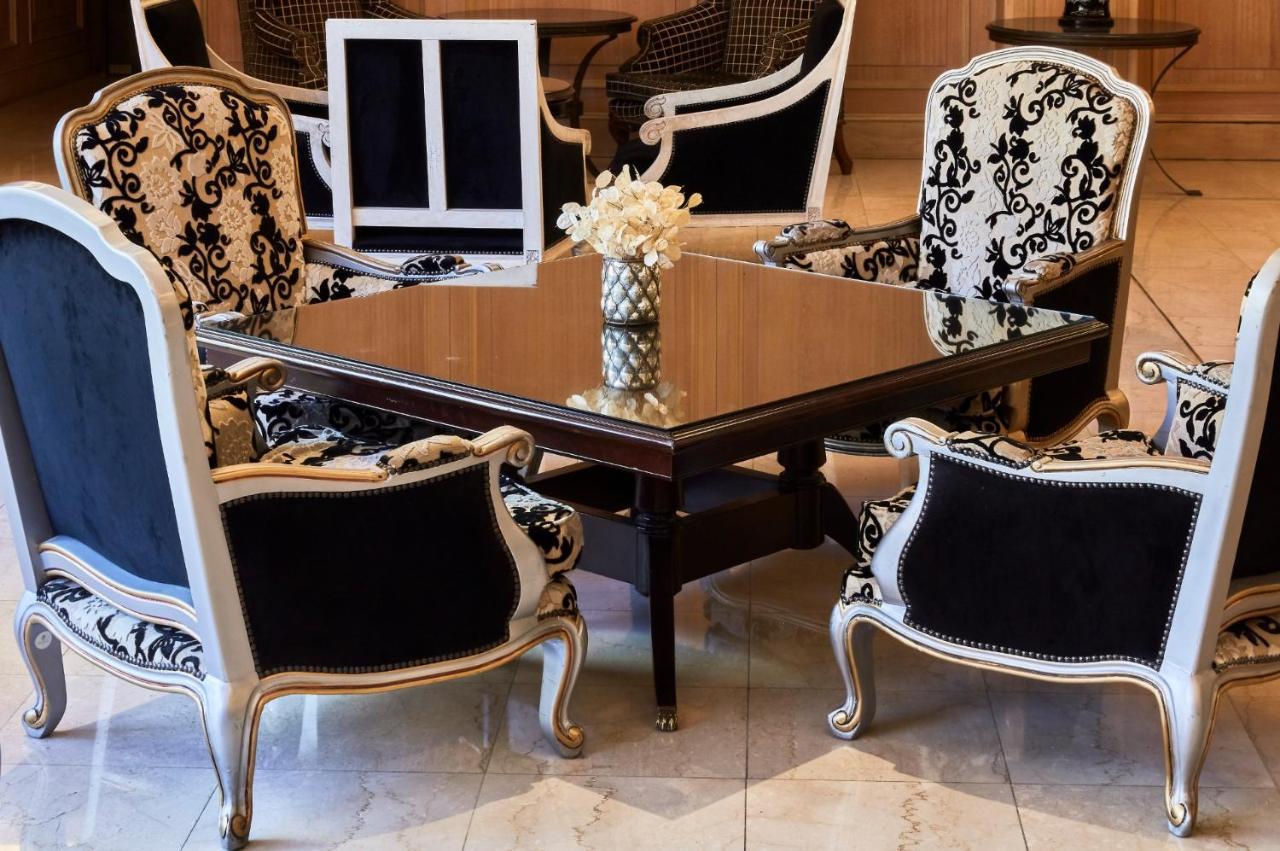 外交酒店 门多萨 外观 照片 A set of chairs and a table