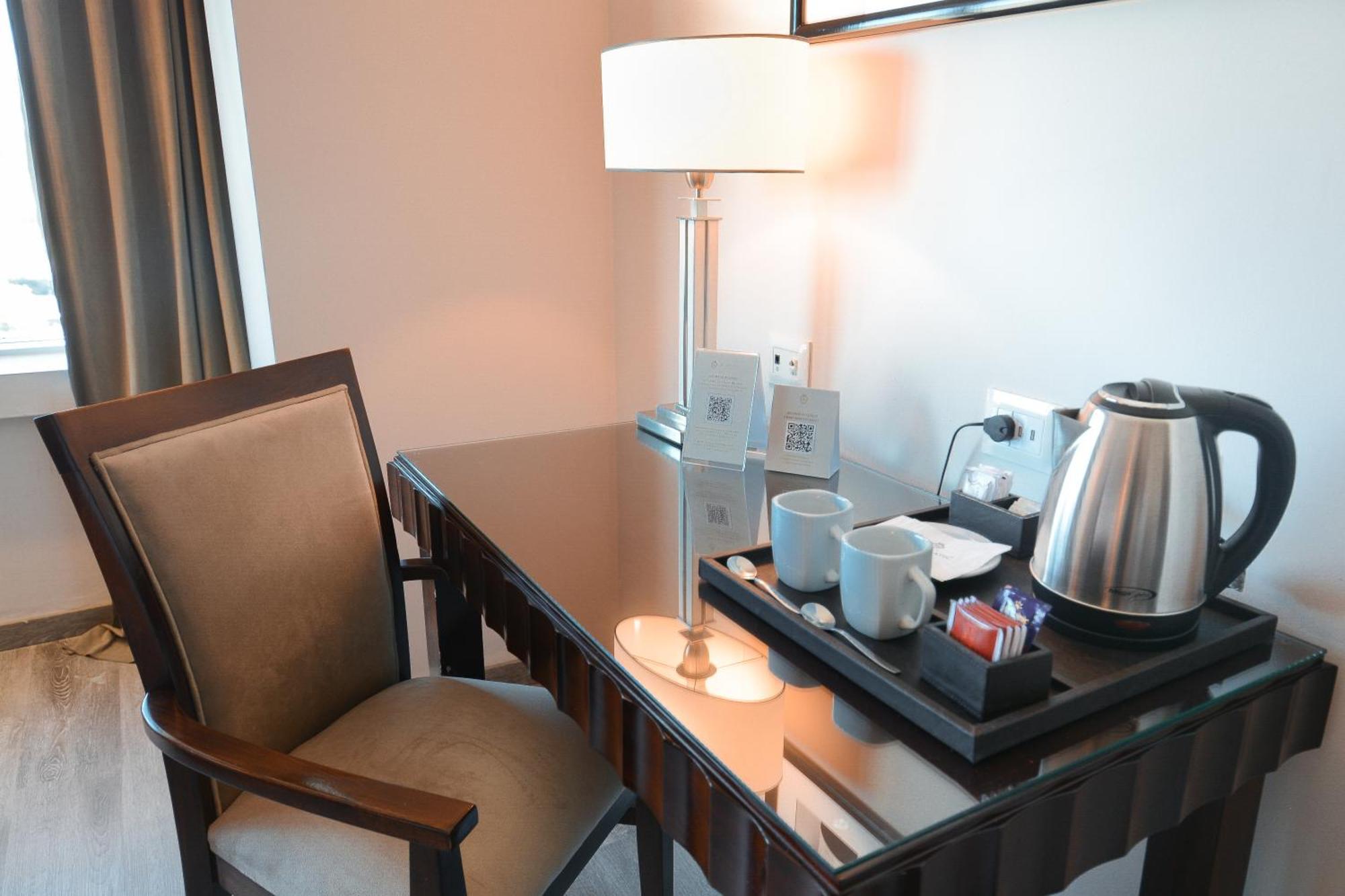 外交酒店 门多萨 外观 照片 A tea tray in a hotel room